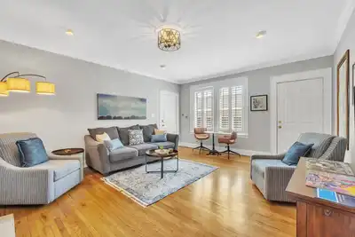 Image de Chic Downtown 2br Condo walk to The Well Arena