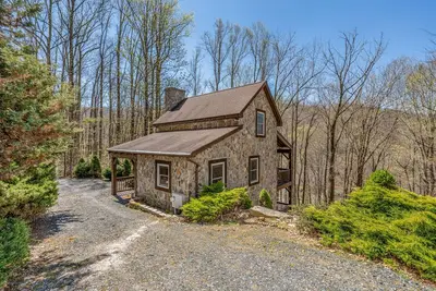 Image de Upscale mountain log cabin with decks, fireplaces, & two primary bedrooms