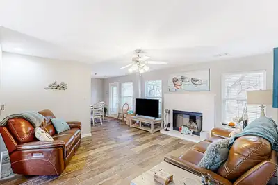 Image de Lakefront home with private dock, Bbq, patio, & updated interior