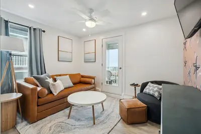 Image de Newly Renovated | Private Balcony | Steps to Beach