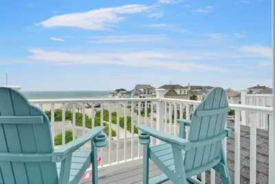 Image de Private Balcony | Newly Renovated | Top Floor View