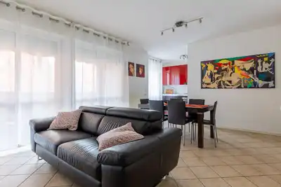 Image de Bright and charming, in an accessible location to the fairgrounds and downtown.
