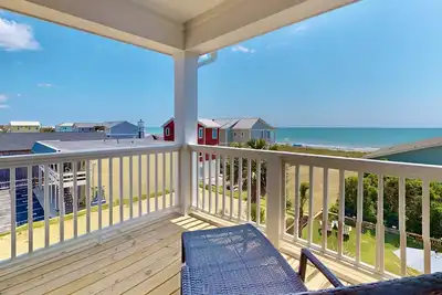 Image de Modern New Luxury Home with Stunning Ocean Views, 3 Suites, Elevator & Steps to Kure Beach Pier