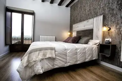 Image de Cuevas, Vistas A Sierra De Cantabria Y Bodegas Riojanas. El CorazĂłn De La Rioja