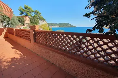 C22 Beach Front Little Villa - spa Bath, Pool, Private Beach