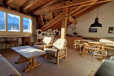 Image de Appartement mansardé de 2 pièces avec cheminée