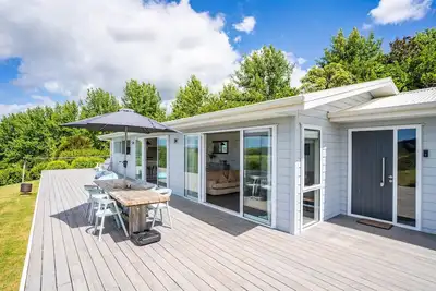 Image de The Langs - With stunning views, expansive entertaining areas inside and out and an unparalleled location once you are here you won't want to leave. Grab you friends and family or organise your corporate get together at this luxury beach-side retreat