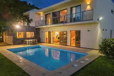 Image de Contemporary, spacious villa with private swimming-pool and amazing ocean views.