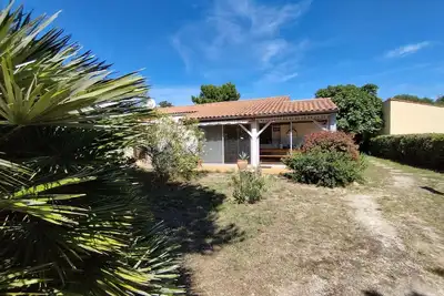 Image de Maison lumineuse proche plage avec jardin, véranda et stationnement