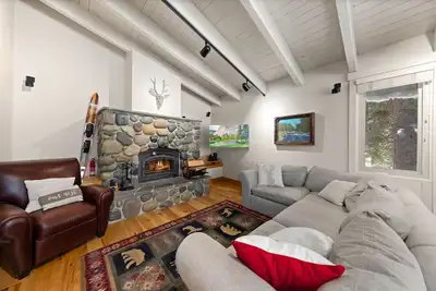 Image de Canyon Chalet by Tahoe Getaways - 4 Br, Ski Lease, Walk to Donner