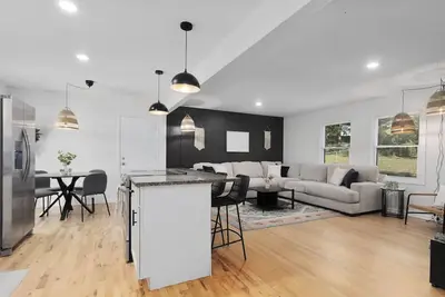 Image de Sunny Modern Home| King Bed |Close highway access