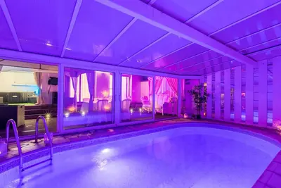 Image de Villa avec Piscine Chauffée et couverte toute l’année avec son jacuzzi