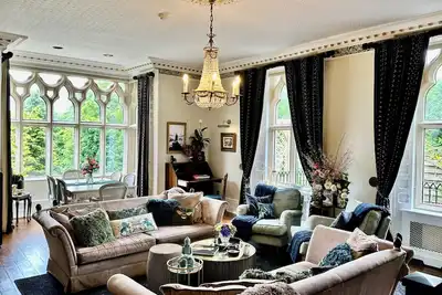 Image de 5 Star Priory Manor Gorgeous Lake Views from Living Room, Bedrooms & Tower Room