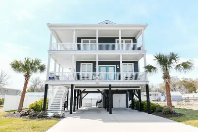 Image de Walk to the Beach 4 Br Beach House with a Private Pool! Salty Daze