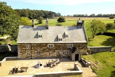 Image de 5 bedroom Manor in private parkland with idyllic countryside and lake views