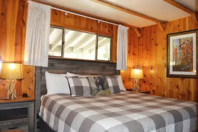 Image de Come stay at the Black Bear Cabin for unbelievable views!