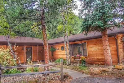 Image de Come stay at the Blue Spruce Cabin for unbelievable views!