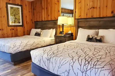 Image de Come stay at the Rustic River Lodge for unbelievable views!