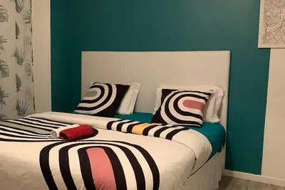 Image de Business Room à Antony avec douche et toilette privée.