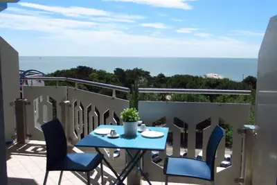 Image de Appartement moderne, à 130m de la mer avec piscine partagée