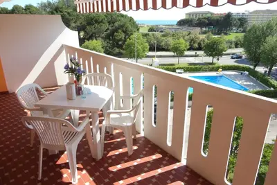 Image de Grand appartement avec piscine partagée et joli balcon