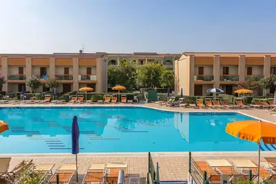 Image de Profitez d'une retraite au bord de la piscine