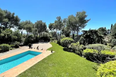 Image de La Californienne Propriété provençale (Terrain 5000m2/ Piscine/ 300m de la mer)