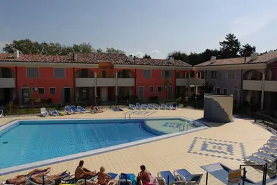 Image de Évasion village de vacances avec jardin et cheminée