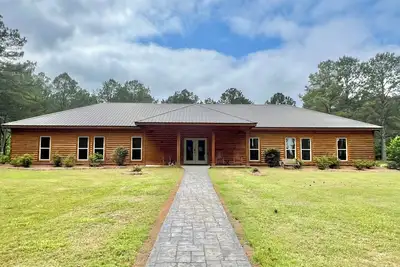 Image de This lodge is a 8 bedroom(s), 8. 5 bathrooms, located in Fort Valley, Ga.