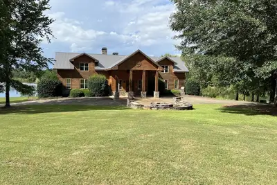Image de This lodge is a 6 bedroom(s), 5. 5 bathrooms, located in Fort Valley, Ga.