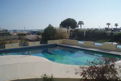 Image de Appartement coloré en bord de mer avec piscine
