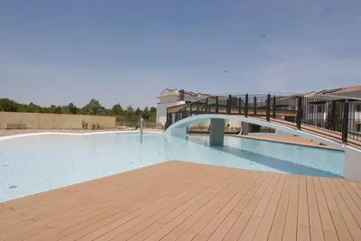 Image de Appartement chaleureux avec jardin privé et piscine commune