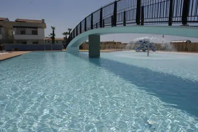 Image de Appartement moderne avec grande piscine et balcon