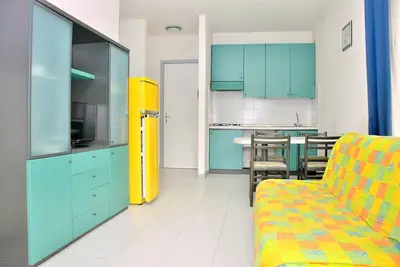 Image de Appartement coloré en bord de mer avec piscine sur le toit