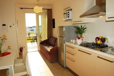 Image de Appartement de construction récente avec grande piscine et balcon