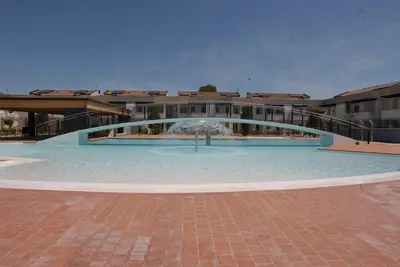 Image de Appartement de construction récente avec piscine et balcon