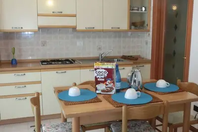 Image de Tranquillité familiale au bord de la piscine