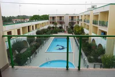 Image de Appartement confortable avec balcon et climatisation Complexe de maisons avec p