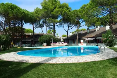 Image de Détente et plaisir au bord de la piscine