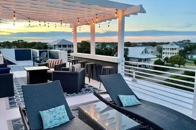 Image de Rooftop w/Ocean View, 3 min walk to the Beach & famous Ocean Grille & Tiki Bar! \n