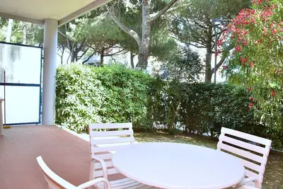 Image de Appartement confortable avec jardin privé près de la plage