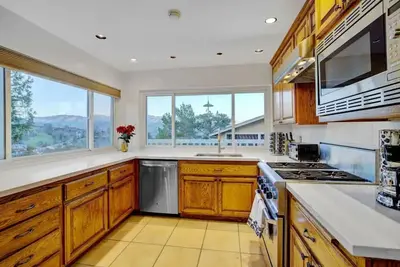 Image de Massive 5 bedroom with views!