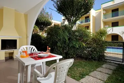 Image de Appartement avec un joli jardin au bord de la piscine avec barbecue