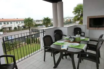 Image de Vues sur la piscine depuis un appartement confortable