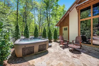 Image de *Perfect 4bd Cabin w\/ Hot Tub! Firepit + Views! *
