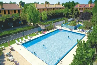Image de Villa spacieuse avec jardin privé et piscine partagée par Beahost Rentals