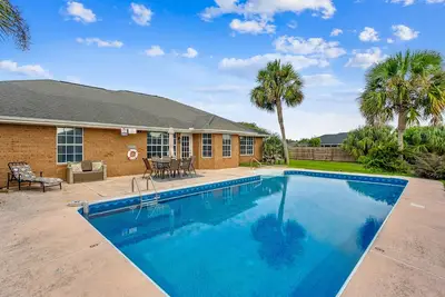 Image de Private Getaway with Pool and Game Room in Pensacola 5 miles from beach.