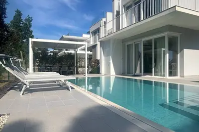 Image de Superbe villa avec piscine et vue lagon