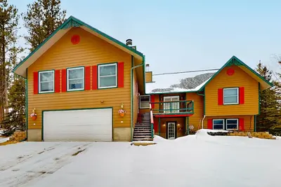 Image de Charming home with mountain view, private hot tub, deck, & two kitchens