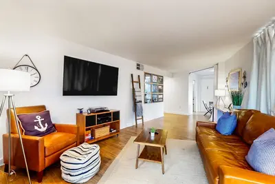 Image de Water-view condo with rooftop pool & balcony - minutes from downtown
